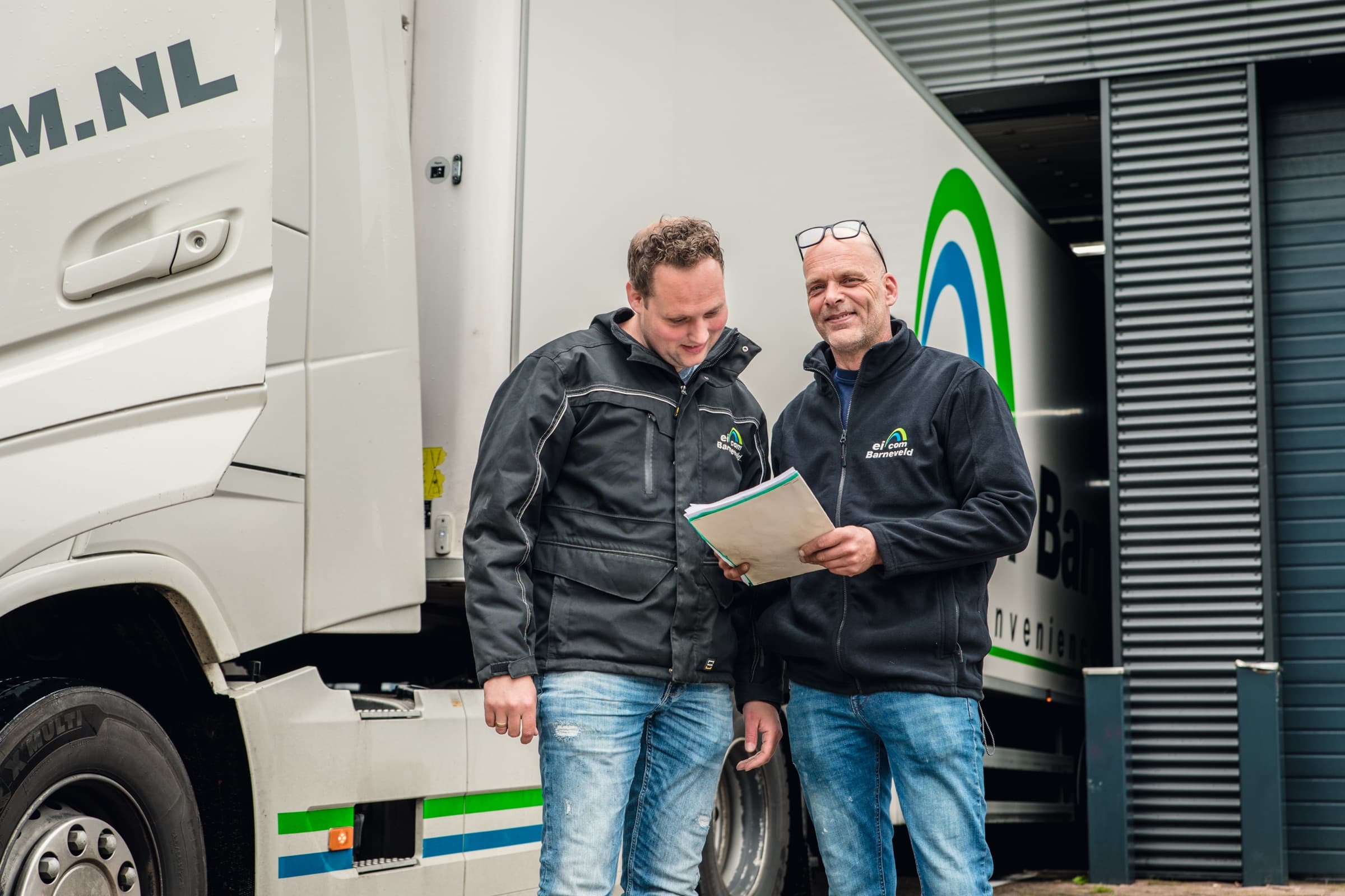 Two Eicom Barneveld colleagues next to a truck
