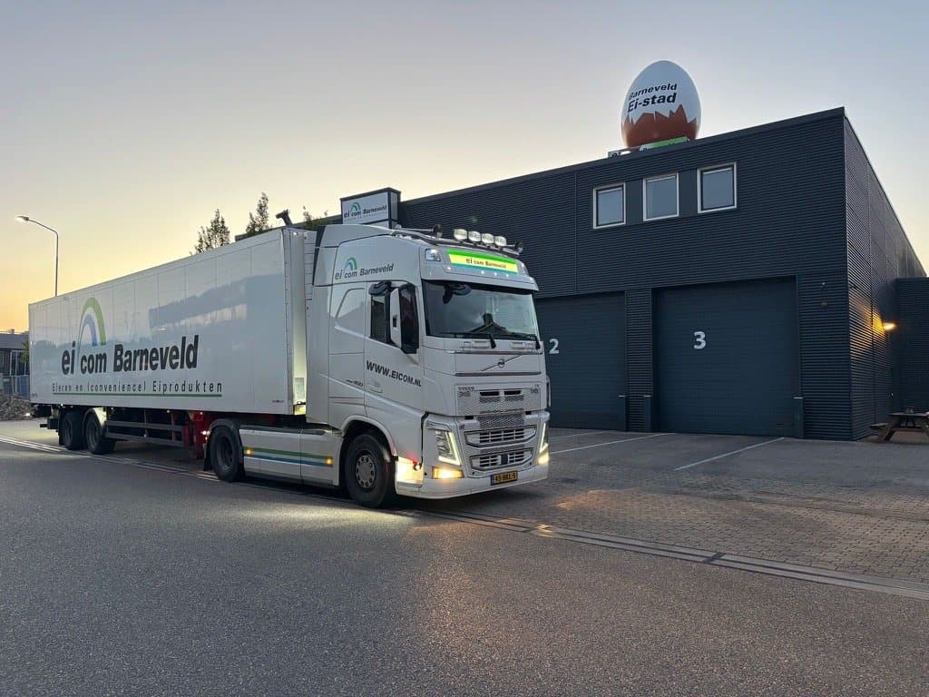 De vrachtwagen van Eicom Barneveld voor het pand in Barneveld