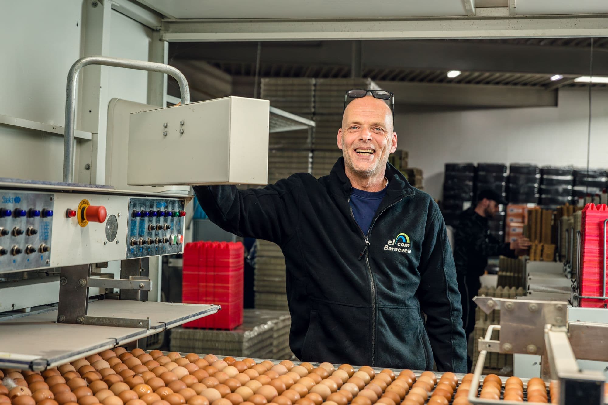 Collega van Eicom Barneveld aan de eiersorteermachine